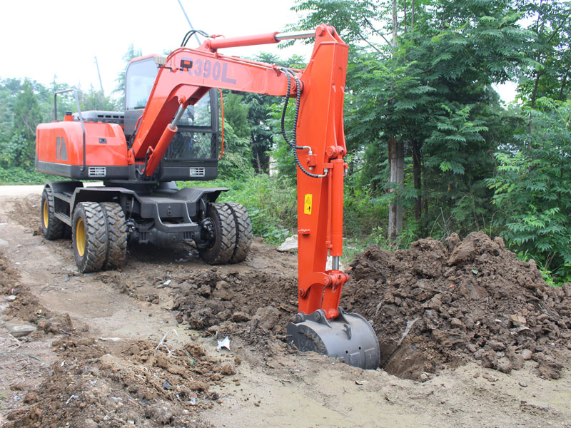 爱游戏-R390L小型轮胎式挖掘机挖土施工